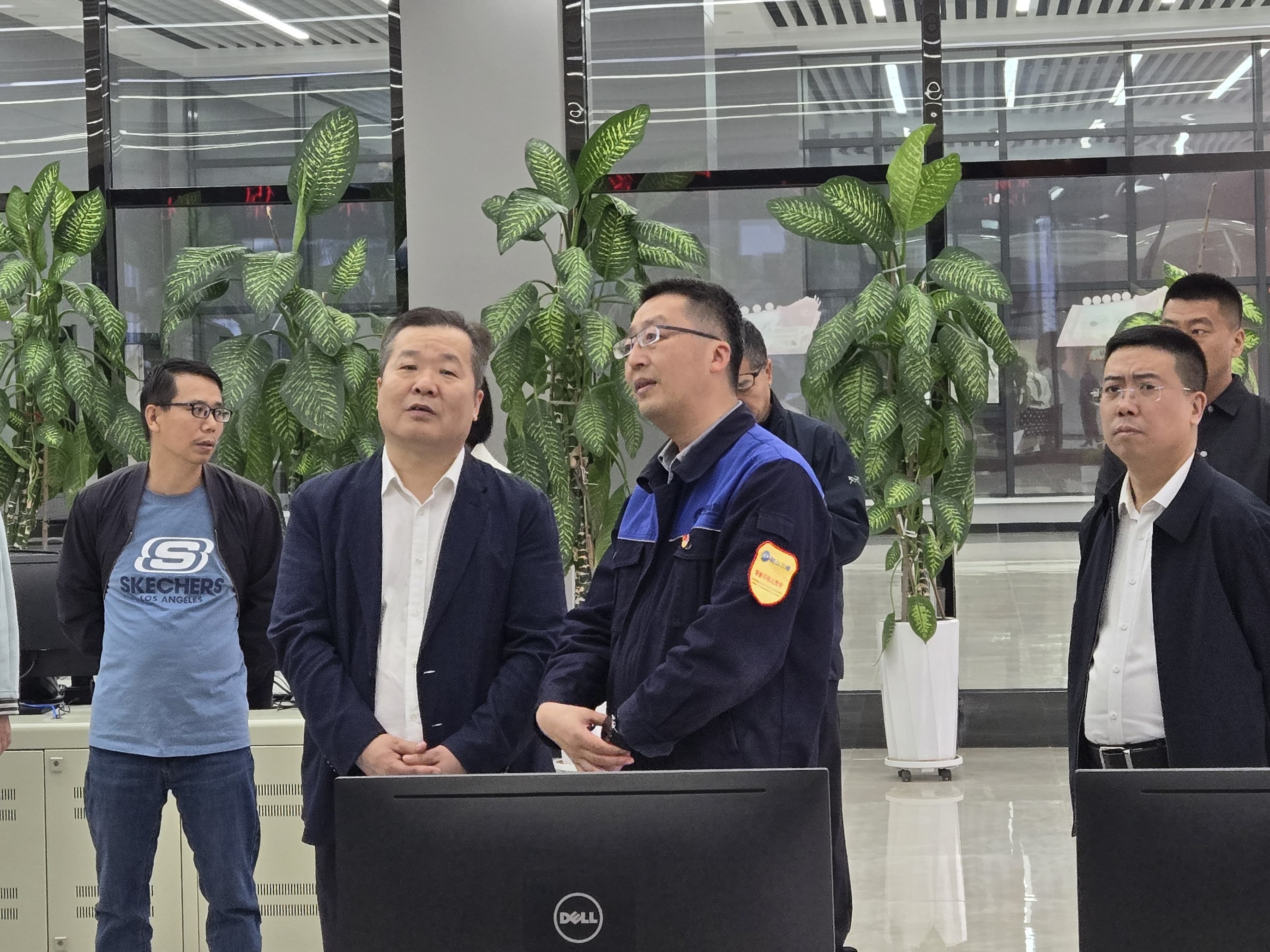 人大常委會副主任王磊一行在中央控制室.jpg