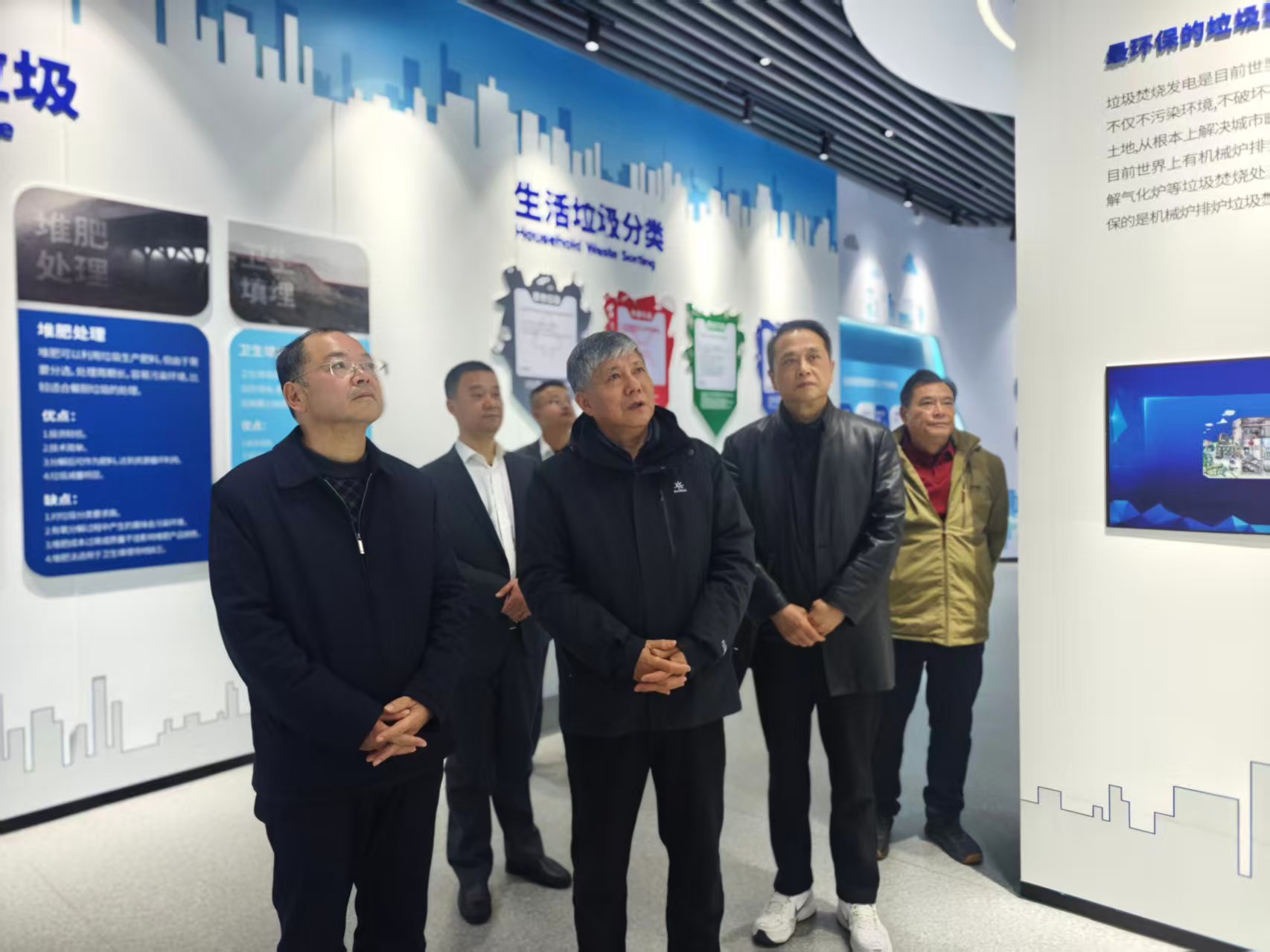 展廳內參觀.jpg