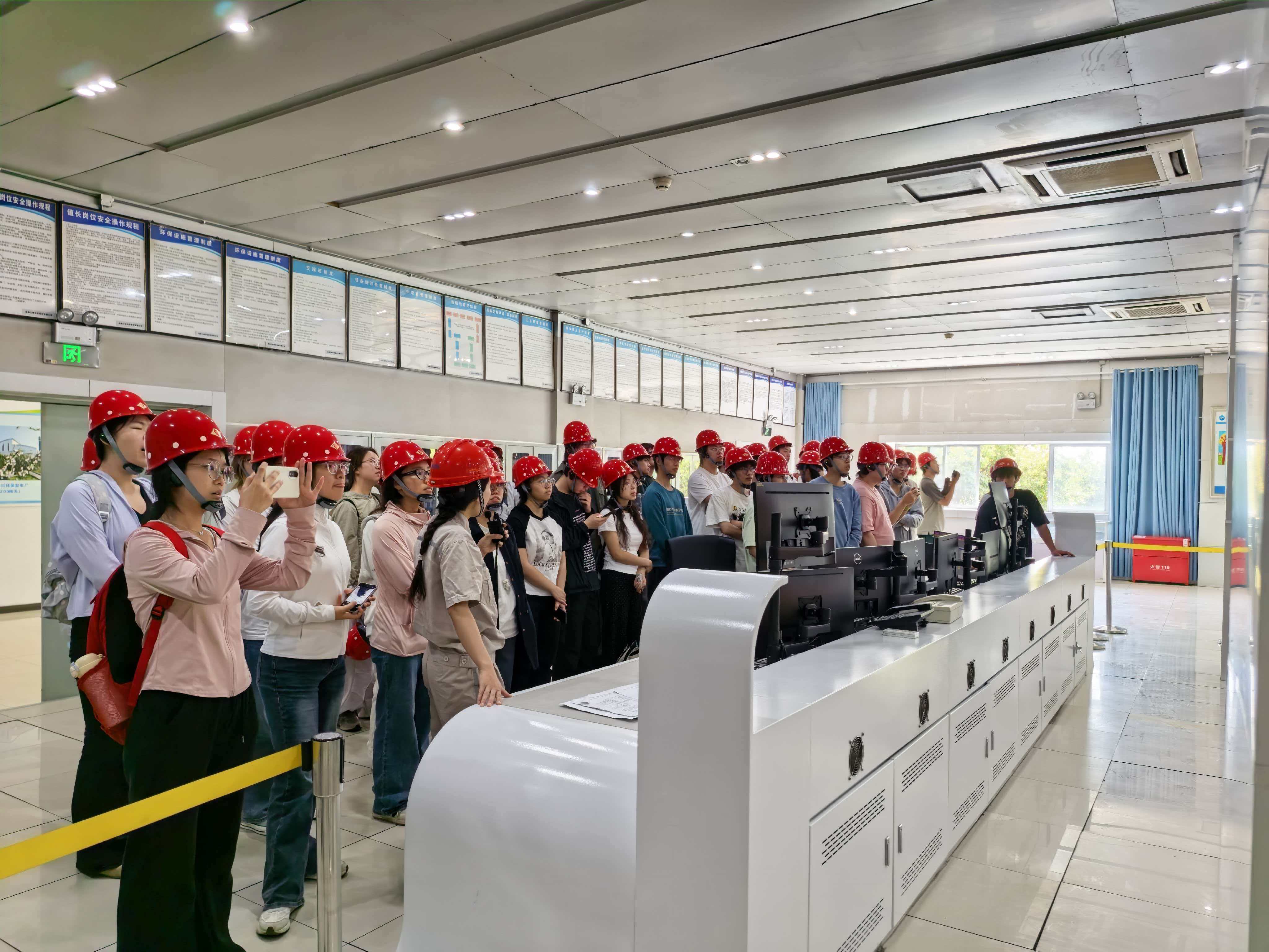 成都信息工程大學(xué)環(huán)境工程專業(yè)師生到成都三峰公司開(kāi)展專業(yè)實(shí)踐活 (1).jpg