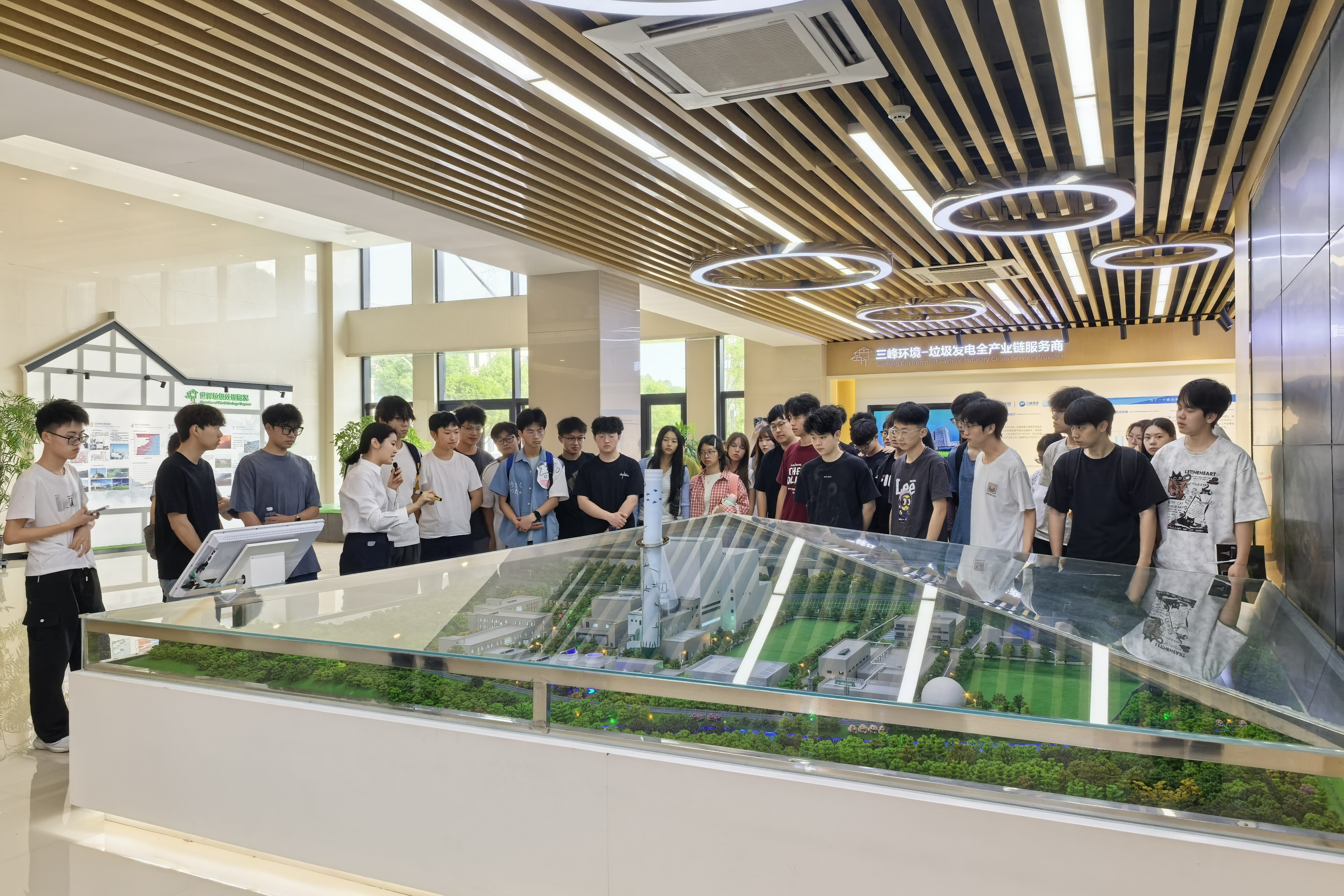 20260521文理學院師生走進永川三峰公司環(huán)保教育基地參觀學習.jpg